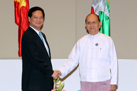 Tổng thống Myanmar Thein Sein chào đón Thủ tướng Nguyễn Tấn Dũng. (Ảnh: Dangcongsan.vn)